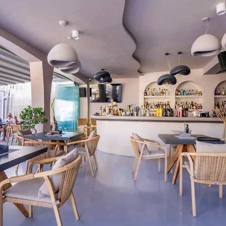 Zen & Perissa (Santorini)