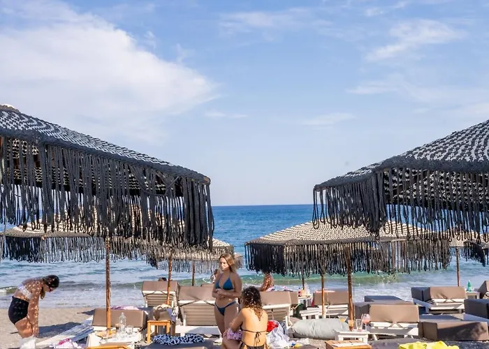 Zen & Perissa (Santorini)