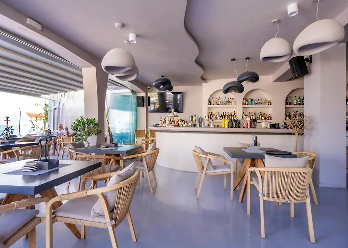 Zen & Hotel Perissa (Santorini)