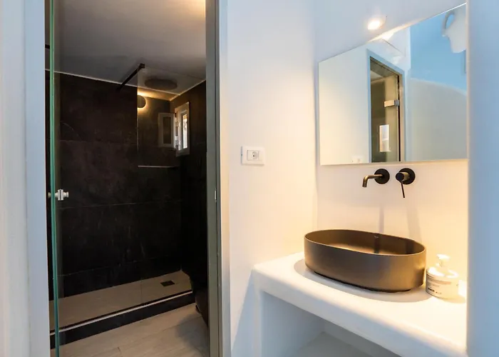 Zen & 5* Perissa (Santorini)