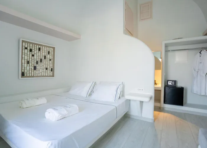 Zen & Hotel Perissa (Santorini)