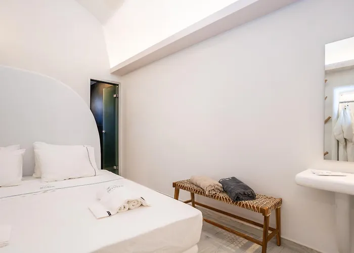 Zen & Perissa (Santorini)