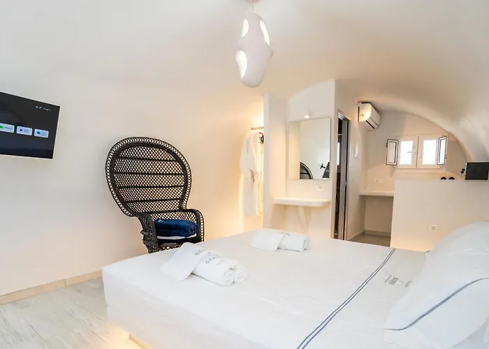 Zen & Hotel Perissa (Santorini)