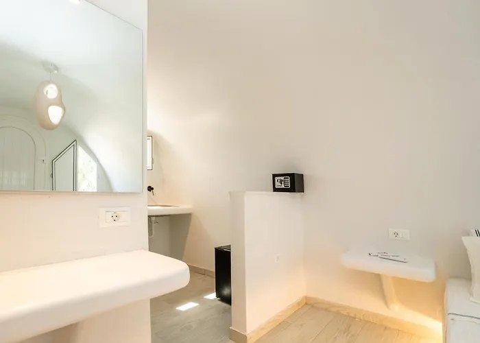 Zen & 5* Perissa (Santorini)