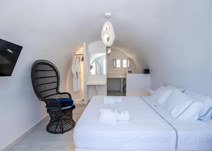 Zen & Perissa (Santorini)