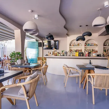 Zen & Hotel Perissa (Santorini)