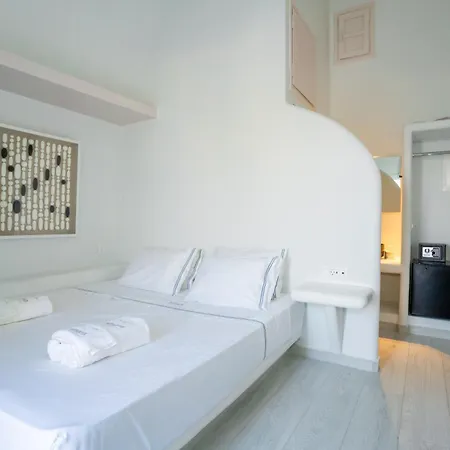 Zen & Hotel Perissa (Santorini)