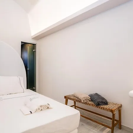 Zen & Perissa (Santorini)