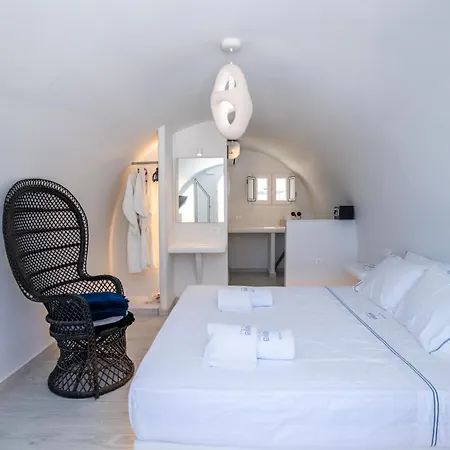 Zen & Perissa (Santorini)